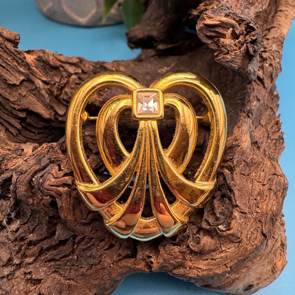 Vintage gold tone heart brooch with rhinestone accent. Great vintage condition.
